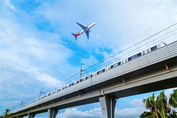 攝圖網_500614677_城市地鐵及飛機交通系統（企業商用）