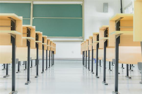 攝圖網_500383408_畢業季校園空蕩蕩的大學教室（企業商用）