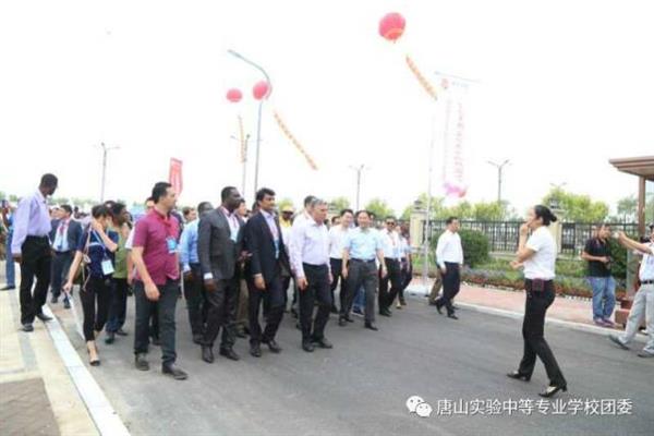 唐山實驗中專師生喜迎國際職業技術教育大會國內外嘉賓的到來