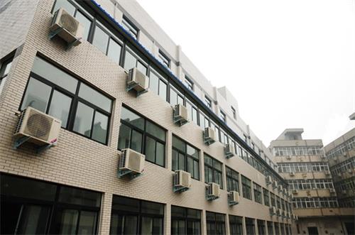 鄭州有學服裝設計的學校嗎？是校企合作專業(yè)嗎？