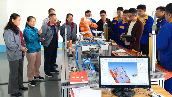 玉田職教中心校企生同堂開展工業機器人實訓教學