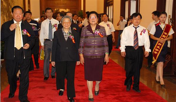 全國政協副主席錢正英（左一）、十五屆中央委員顧秀蓮（左三）、國務院扶貧主任，政協常委胡富國（左一）、北方汽車專修學校曹振峰董事長（右一）在人民大會堂共同出席北方學校七千萬扶貧工程